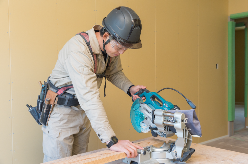 話し合う作業員